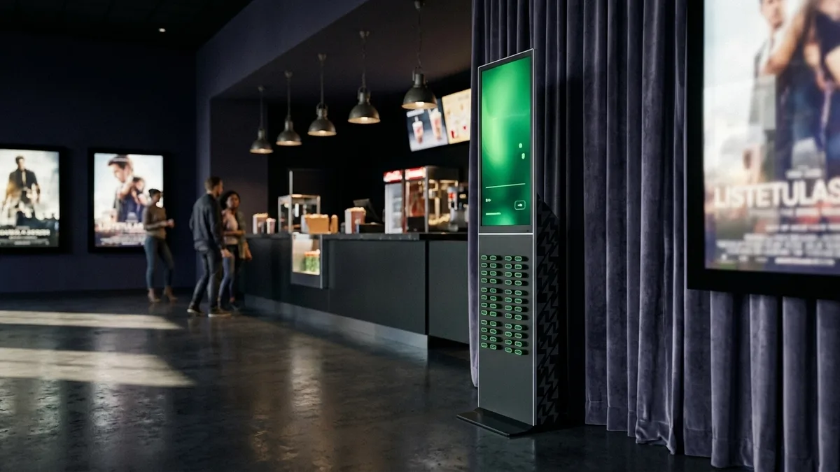 Estación de carga Chargo en el hall de un cine multiplex